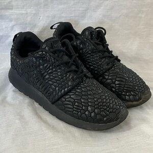 Nike 6 1/2 Women’s Roshe one triple Black Textured Sneakers